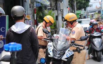 CSGT TP.HCM nhắc quy định về đèn vàng mà nhiều học sinh hiểu chưa đúng