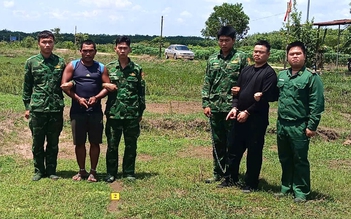 Biên phòng Tây Ninh bắt 2 nghi can mang ma túy nhập cảnh trái phép