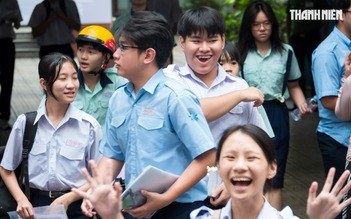 Thi lớp 10 TP.HCM: Thí sinh reo vui, nói đề văn dễ và đoán điểm 8, 9