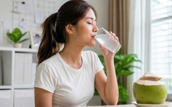 Vì sao bạn nên uống nước dừa vào buổi sáng khi bụng đói?
