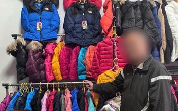 Dán nhãn hàng giả thời trang bán kiếm lời, vợ chồng chủ shop bị khởi tố