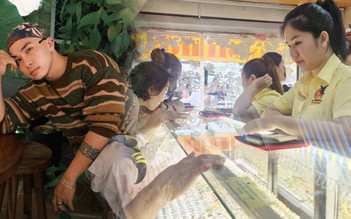 Vàng giảm, nhiều người trẻ mua giá đỉnh thấp thỏm: Có người tuyên bố 'cạch vàng luôn'
