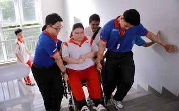 Nữ sinh ngồi xe lăn đi thi và điều làm cảm động cả điểm trường