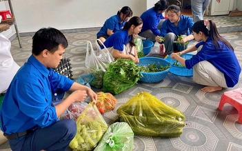 Một điểm thi phục vụ ăn nghỉ cho hàng trăm thí sinh