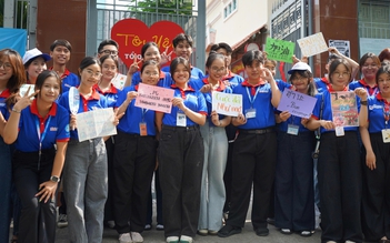 'Chai yo', 'Sù sù ná', 'Allez!': Màn tiếp sức độc lạ chỉ có ở điểm thi này