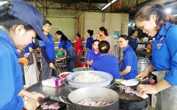 Chuyện cảm động mùa thi: Thức từ sáng sớm để nấu cơm cho thí sinh