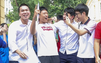 Sĩ tử vỡ òa đón sinh nhật ngay khi kết thúc kỳ thi tốt nghiệp THPT