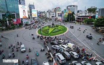 Kẹt xe ở TP.HCM: Vì sao mở rộng đường vẫn chưa đủ?