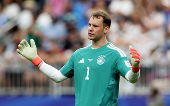 Manuel Neuer vi phạm luật FIFA ngày tái xuất đội tuyển Đức, may mắn thoát án phạt