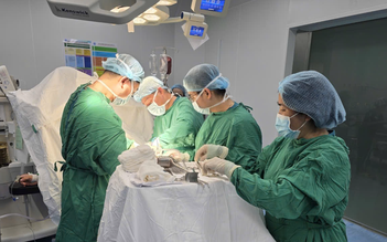TP.HCM: 3 bác sĩ vượt đường xa xuống Cần Giờ mổ lúc nửa đêm