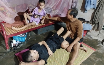 Hai anh em bị bại liệt, ước mơ có xe lăn đến trường