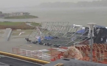 Sân khấu sập do lốc xoáy, đêm nhạc có ca sĩ MONO và Nguyễn Đình Tuấn Dũng bị hủy
