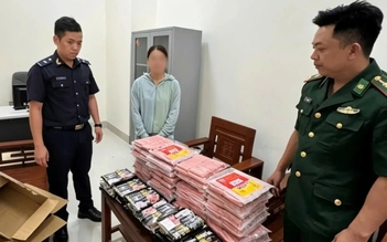 Bắt hơn 900 kg chân gà hôi thối, xúc xích không rõ nguồn gốc