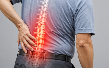 Sau tuổi 50, vì sao chiều cao thường giảm dần?