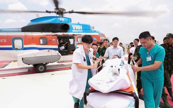 Trực thăng đưa bệnh nhân nguy kịch từ Nhà giàn DK1 về đất liền cấp cứu