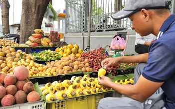 Gian hàng trái cây tuổi thơ ở TP.HCM: Người lớn tìm ký ức, trẻ nhỏ lần đầu biết