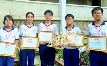 Độc đáo cây cầu mini bằng gỗ chịu tải trọng hàng trăm kg