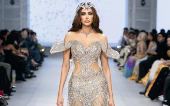 Miss Grand International All Stars diện váy cắt xẻ, làm vedette cho Nguyễn Minh Tuấn