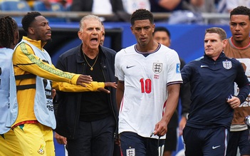 Ngôi sao đội tuyển Anh vi phạm luật mới của FIFA, lại lấy tay che miệng: Nguy cơ nhận án phạt nguội