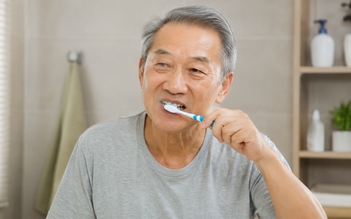 Người lớn tuổi: Thay đổi nhỏ khi đánh răng mang lại lợi ích lớn