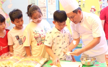 Xếp hàng làm bánh dân gian ở ngày hội Em yêu văn hóa Việt