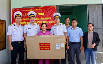 Lữ đoàn 954 Hải quân bàn giao nhà, tặng quà gia đình chính sách ở Khánh Hòa