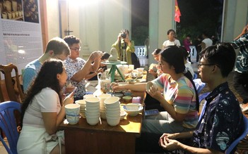 7 giờ tối, nhiều người rủ nhau vào bảo tàng để làm gì?