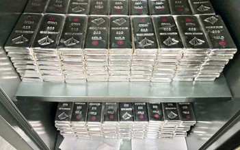 Giá bạc ‘rơi’ thẳng đứng, giảm gần 50%