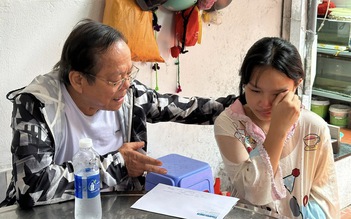 Quỹ từ thiện Trúc Thanh bảo trợ nữ sinh mồ côi khóc bên di ảnh cha