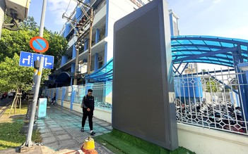 TP.HCM muốn tháo dỡ hàng loạt biển quảng cáo lấn chiếm vỉa hè