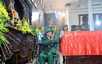 Xúc động khoảnh khắc cựu binh 99 tuổi, ngồi xe lăn tiễn biệt anh hùng La Văn Cầu