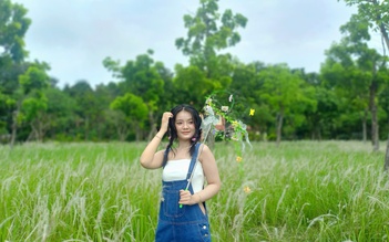 Đẹp như phim, đồi cỏ lau giữa TP.HCM đang khiến giới trẻ phát sốt