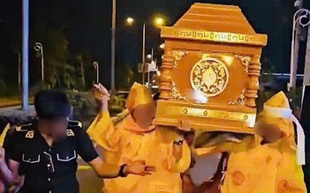 Khiêng quan tài nhảy múa: Đánh đổi chuẩn mực để thu hút sự chú ý