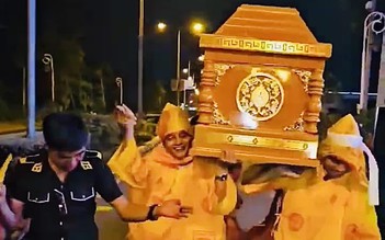 Khiêng quan tài nhảy múa trên đường: Trò đùa lệch chuẩn