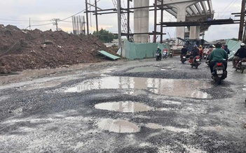 Đường ở TP.HCM chi chít ổ gà, ổ voi: Người dân nơm nớp 'đi như đánh cược'