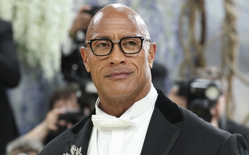 The Rock 'đáp trả' khi bị chế giễu bán dầu gội dù không có tóc