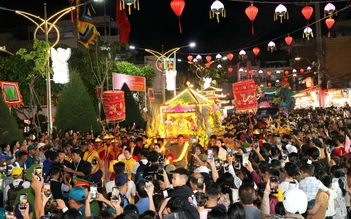 Biển người đổ về vía Bà Chúa Xứ núi Sam: Nước tắm Bà được nấu từ 9 loại hoa