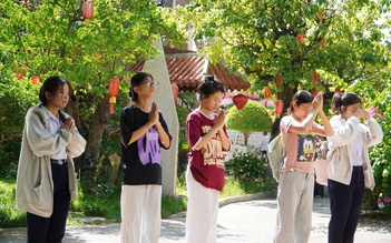 Sĩ tử đổ về chùa 300 năm tuổi trước ngày thi tốt nghiệp THPT
