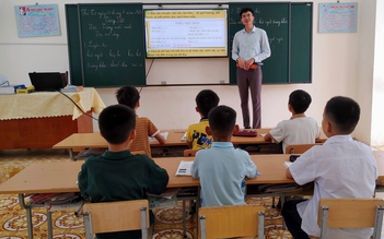 Thầy gieo chữ ở đảo tiền tiêu, trò khiếm thị viết báo giúp người