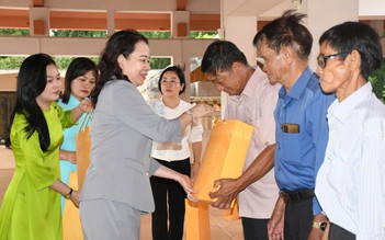 Phó chủ tịch nước Võ Thị Ánh Xuân tặng quà người có công ở Tây Ninh