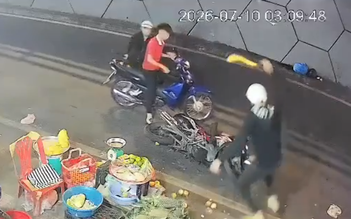 Điều tra vụ nhóm thanh niên cầm hung khí rượt đuổi người, đập xe ở trung tâm TP.HCM