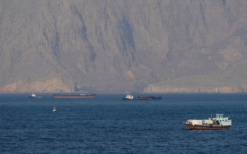 Iran đóng cửa eo biển Hormuz, bắn cảnh cáo tàu đi sai luồng