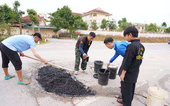 Anh Hòa lấp ổ gà