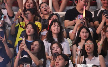 Xếp hàng từ chiều, chi tiền triệu: Sức hút nào khiến người trẻ mê concert?