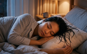 Ngủ khi tóc còn ướt sau tắm đêm: Chuyên gia cảnh báo tác hại