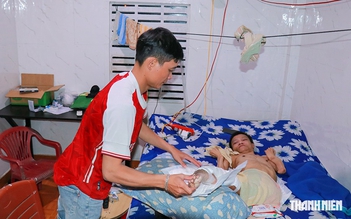 12 năm chăm em liệt tứ chi, chỉ mong đủ tiền mua băng gạc