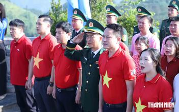 Lan tỏa tình yêu nước tại Cột cờ Lũng Cú