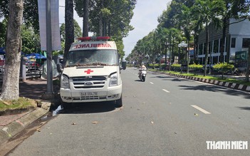 Vĩnh Long: Xe cứu thương bị 'bỏ quên' bên đường nhiều tháng