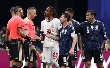 Hình ảnh không được phát trên tivi: Dàn dự bị Anh và Argentina xô xát, Messi là ‘điểm nóng’