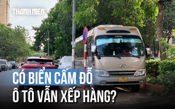 Lòng đường biến thành bãi đỗ xe dịch vụ: Cư dân bất an vì mất an toàn giao thông